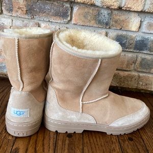 UGG Ultra Short Revival Boots Women’s Size 8 Style 52250